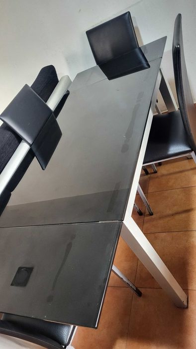 Mesa em vidro e cadeiras de cozinha