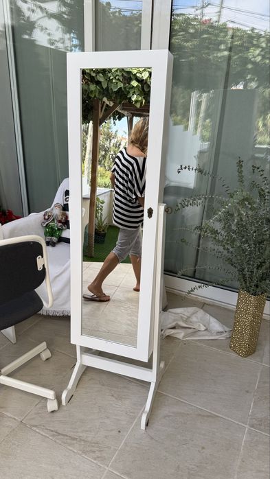 Espelho de pé com arrumaçao
