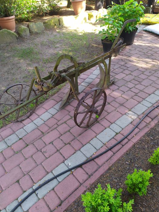 Pług konny dwuskibowy.