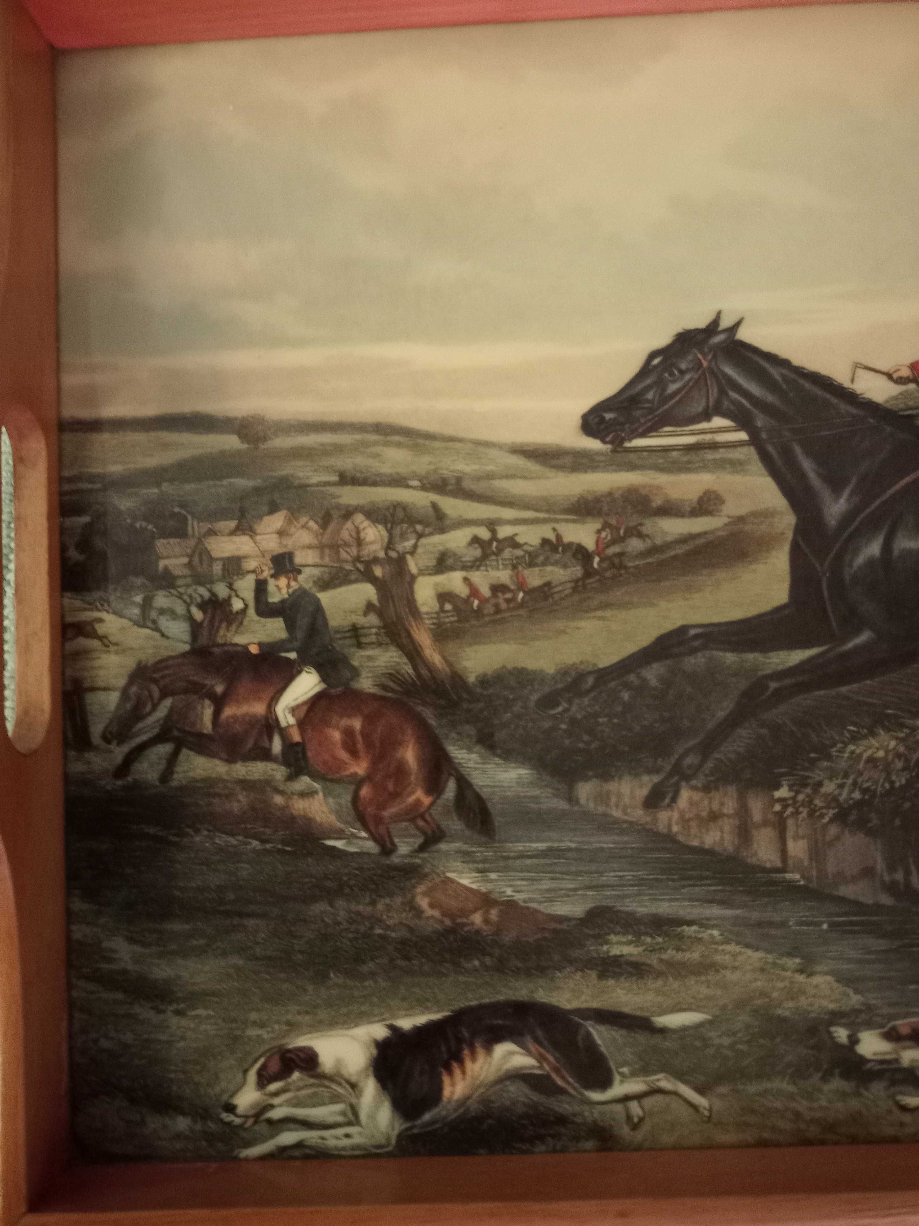 Tabuleiro "Caçada inglesa".Fundo pintura e epóxi.Ler descrição total.