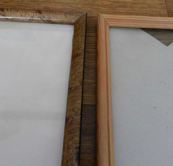 Dwie drewniane ramki do obrazu fotografii z szybami, 32x26 i 16,5x22