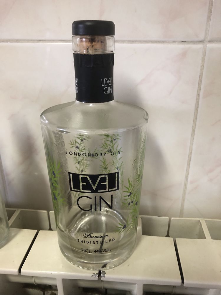 Garrafas vazias de gin e outras