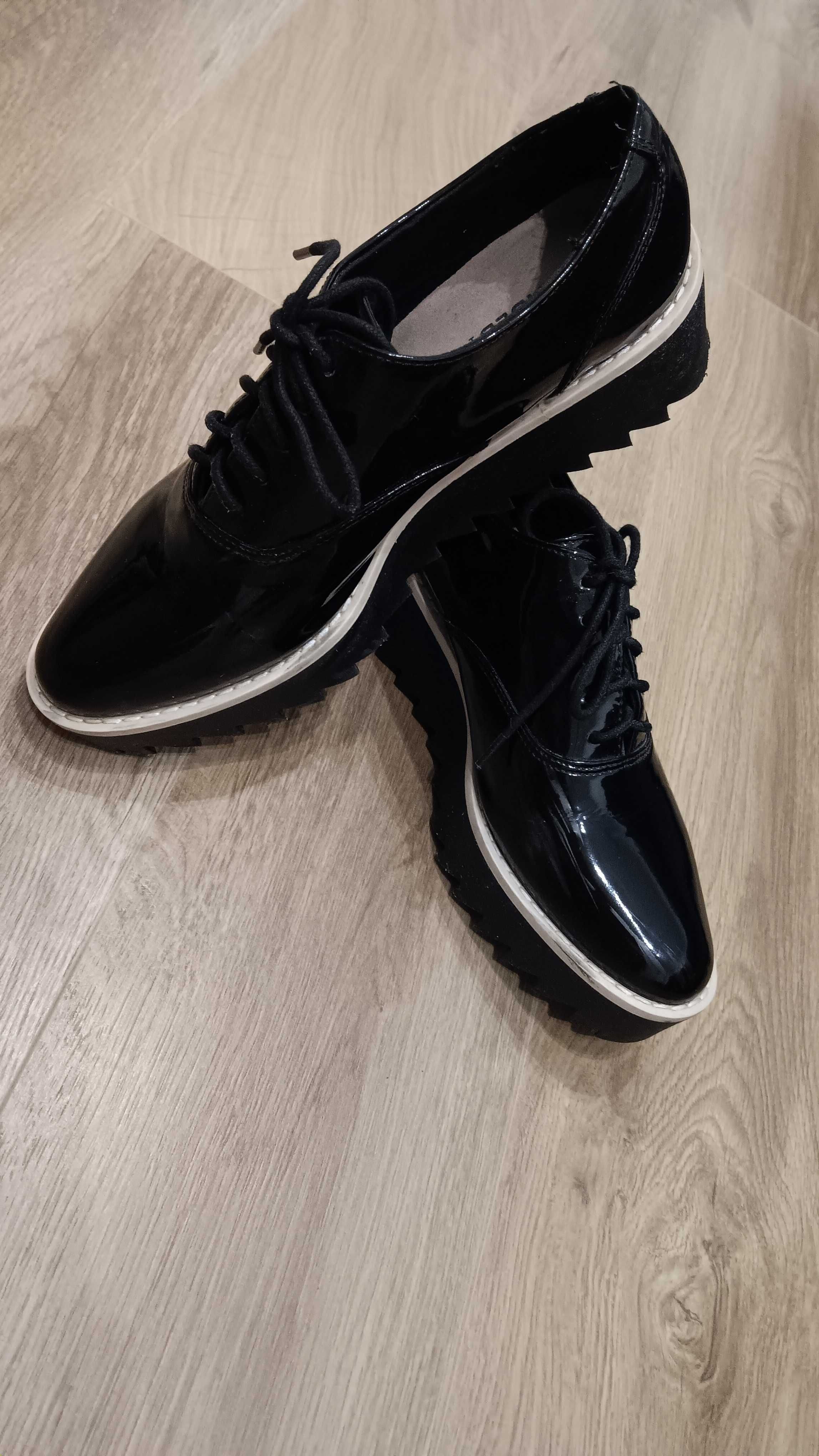 Półbuty H&M lakierowane 38