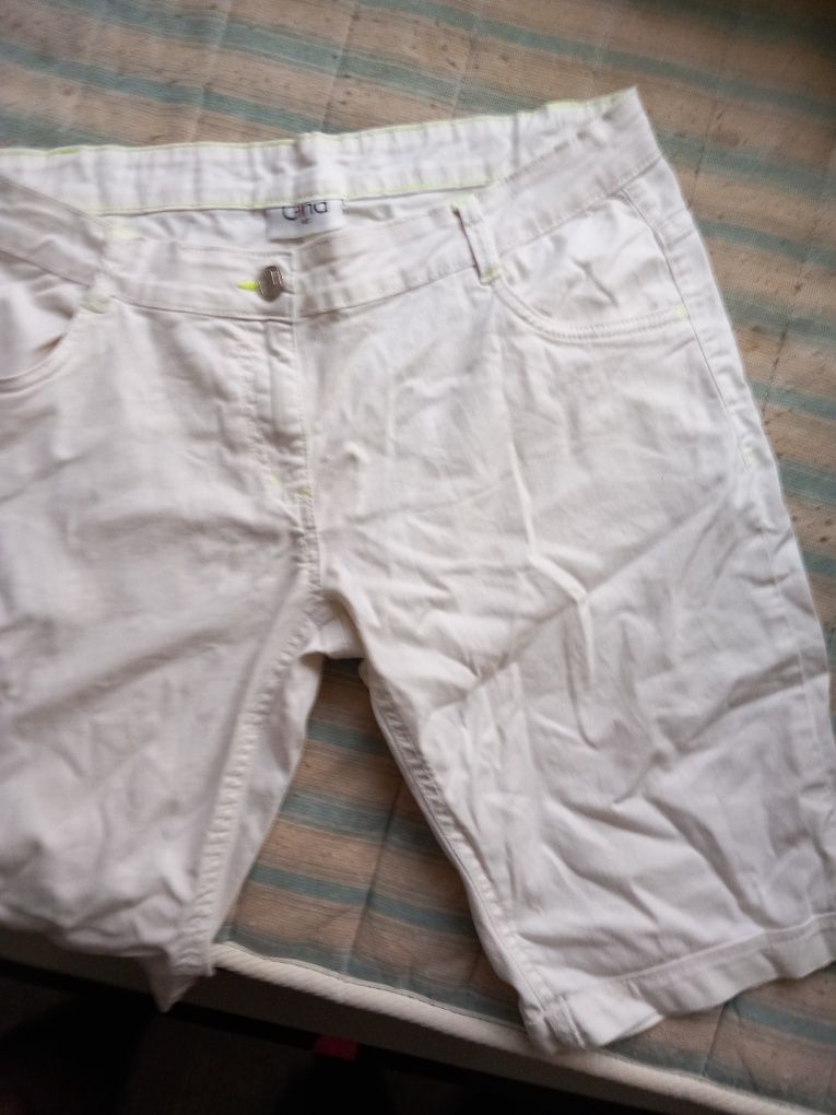 Bermudas de cor brancas