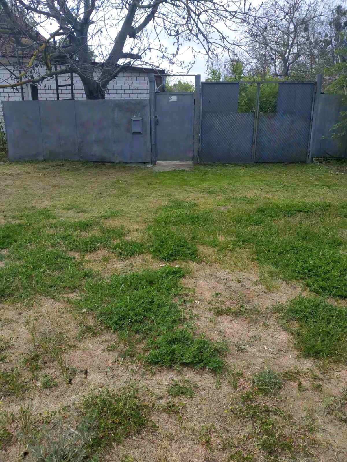 Продається затишний дім з окремою банею.