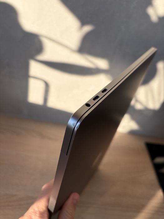 MacBook Pro 15, 2018, Intel Core i9, 32 RAM, Radeon Pro Vega 4Gb, 2Tb