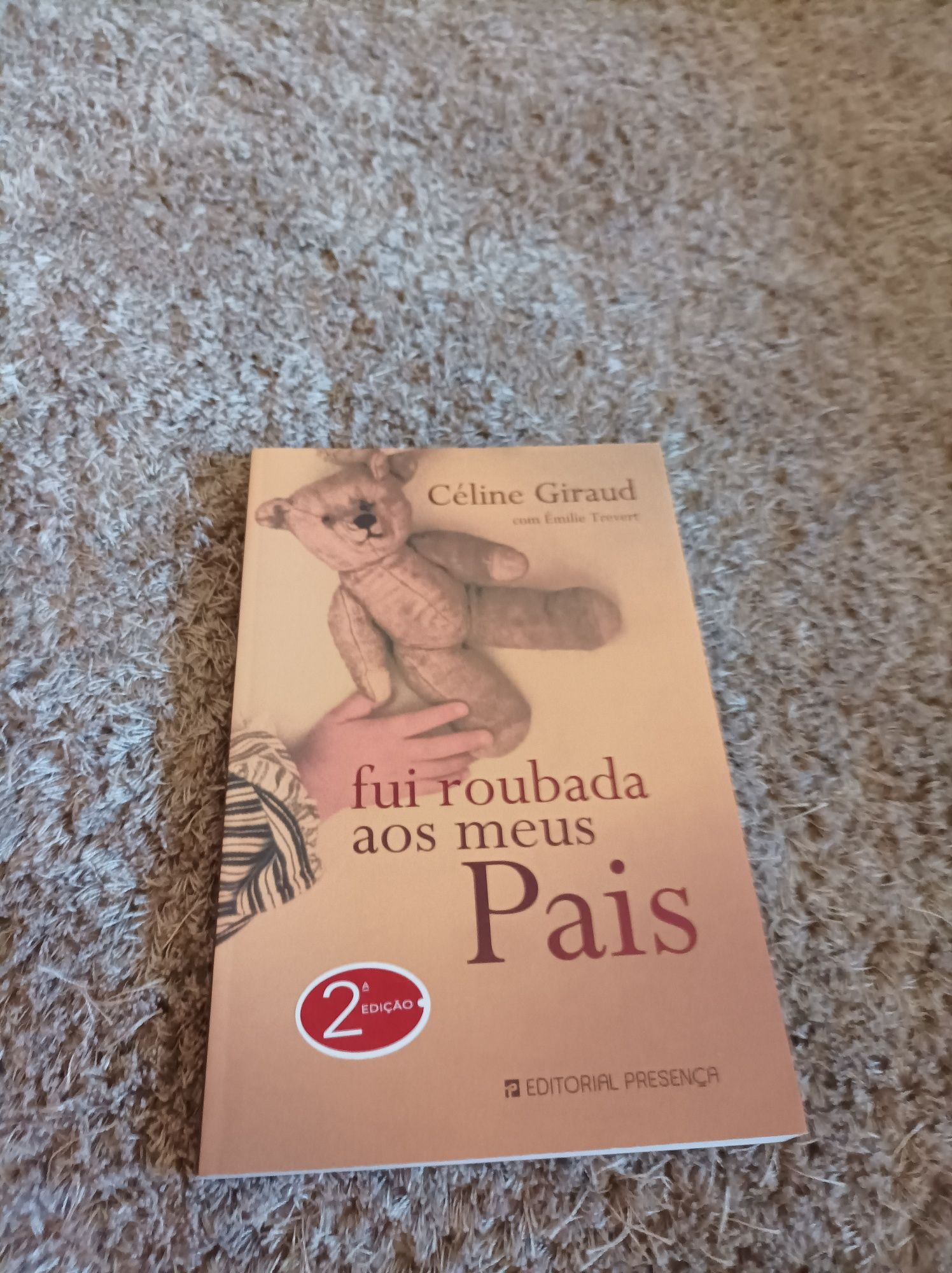 Livro "Roubada aos meus pais"