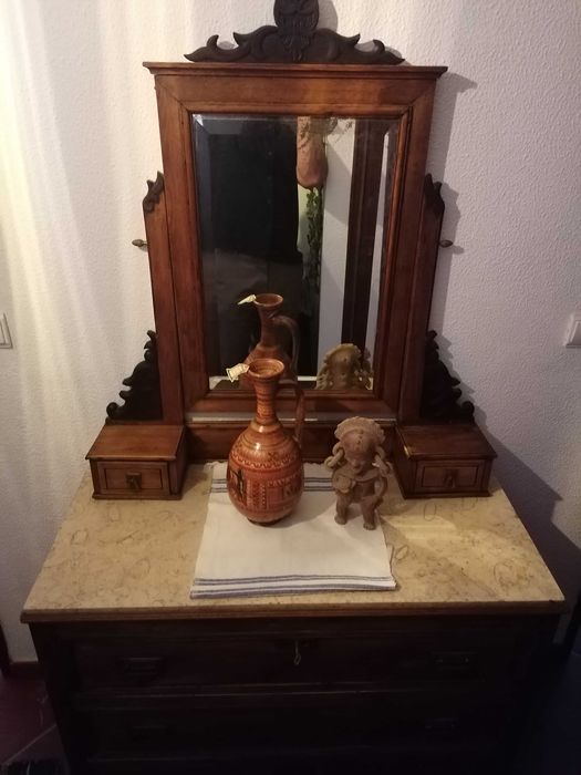 Móvel antigo, restaurado, muito estimado