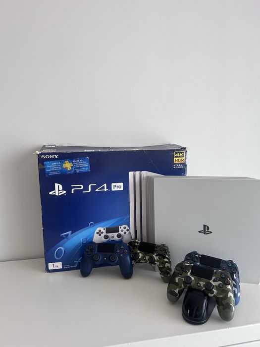 PlayStation 4 Pro Branca 1TB + 4 comandos + caixa + cabos