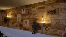 Painel/mural parede forrada com caixas madeira de vinho