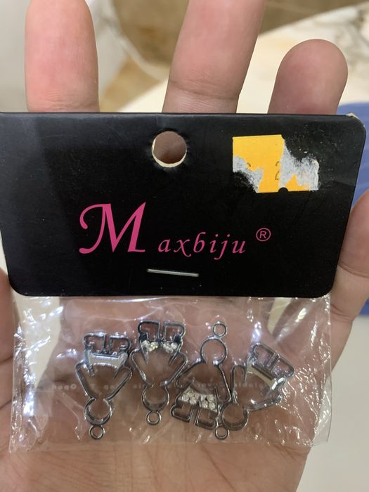 Apliques prateados “Maxbiju” para colares em forma de criança