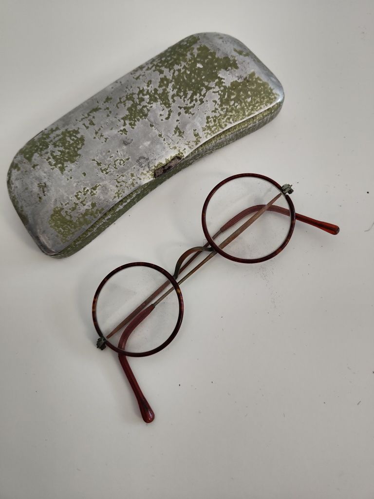 Stare okulary z etui