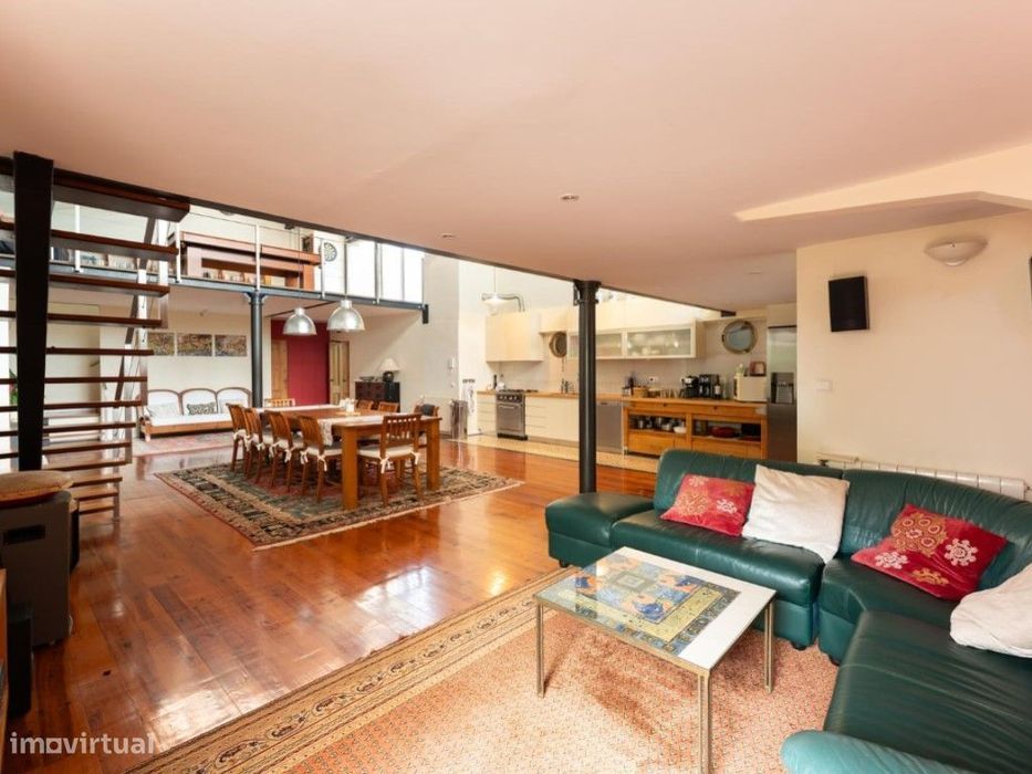 Apartamento com loft, terraços e mezaninos em Lisboa