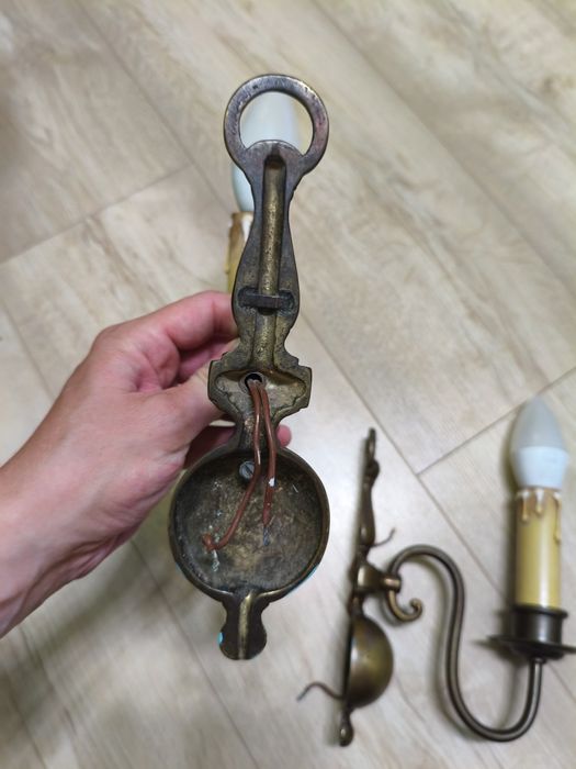 Zestaw 2 kinkietów z żarówkami.