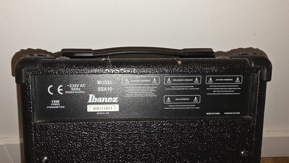 Czerwona gitara basowa Ibanez + wzmacniacz, kabel i uchwyt