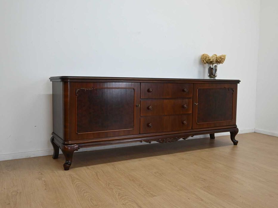 niska długa komoda na giętych nogach 102802