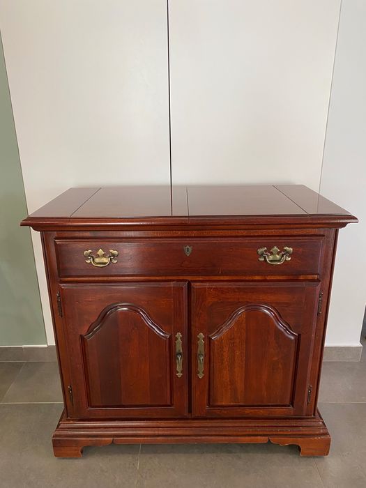 Aparador Vintage de Estilo Colonial, American Drew em Cerejeira.