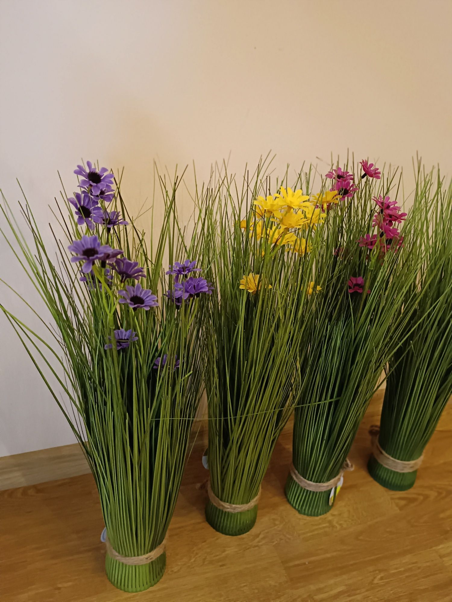 Bukiet sztucznej trawy z kwiatami 50 cm