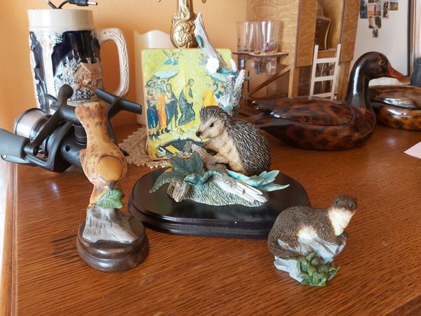 3 figurki kolekcjonerskie. Jeż, wydra, ptak.