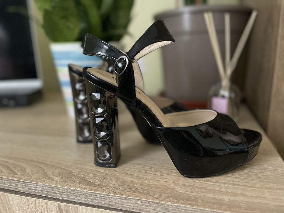 Лакові босоніжки