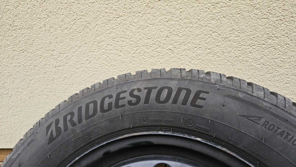Bridgestone Blizzak LM005 215/65/17 7.8 mm + felgi stalowe VW