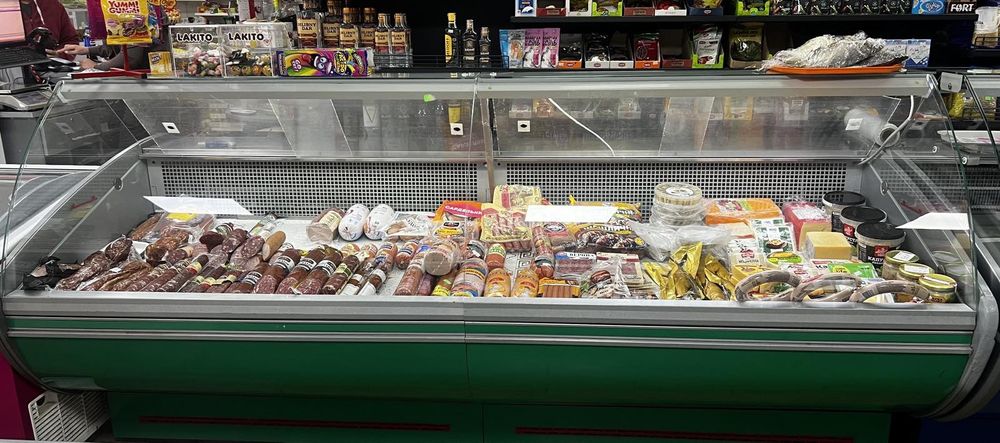 Продам холодильну вітрину 2.6м.