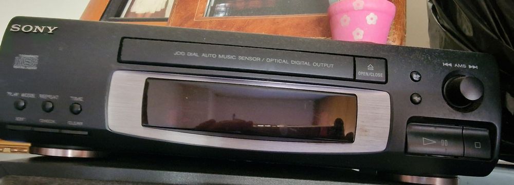 Aparelhagem Sony, tem o leitor de cd's e o leitor de cassetes.