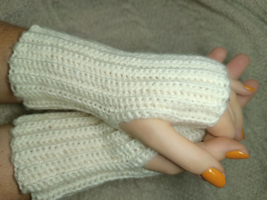 Мітенки, рукавиці без пальців, з отвором на велий палець
