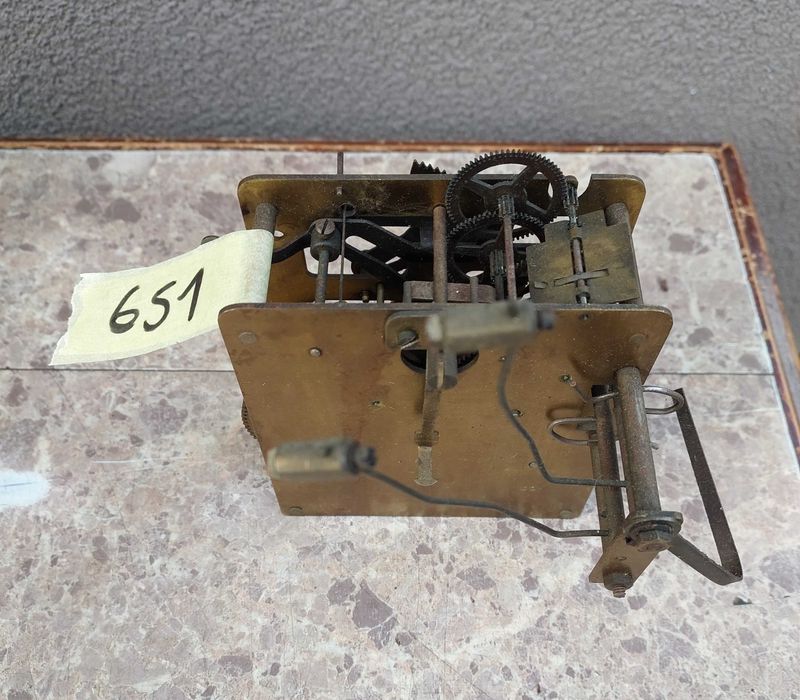 651 Mechanizm starego zegara ściennego