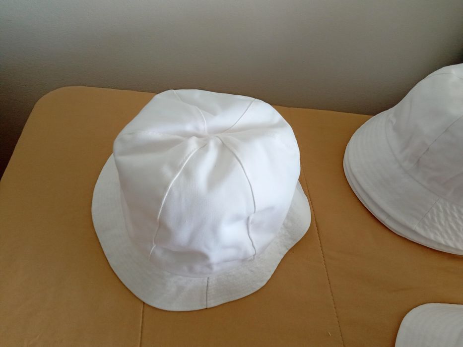 Chapéus em tecido brancos