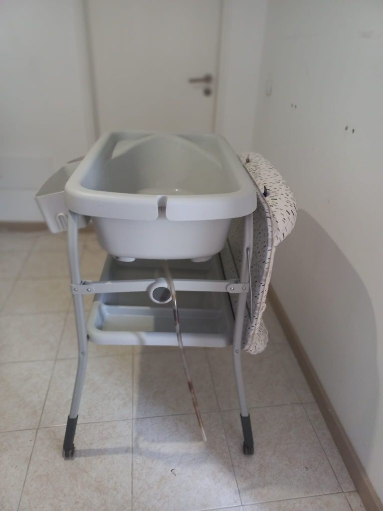 Muda fraldas com banheira Chicco