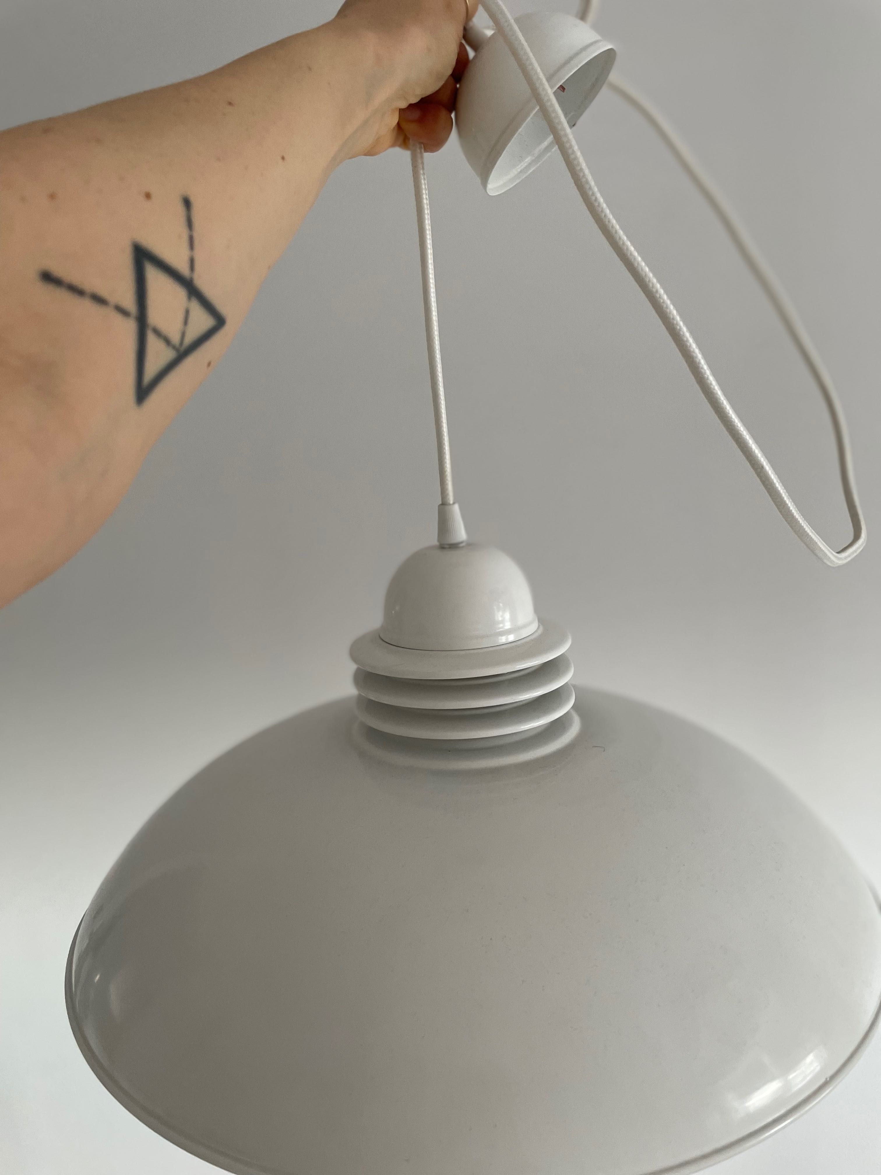 lampa metalowa z białym materiałowym kablem