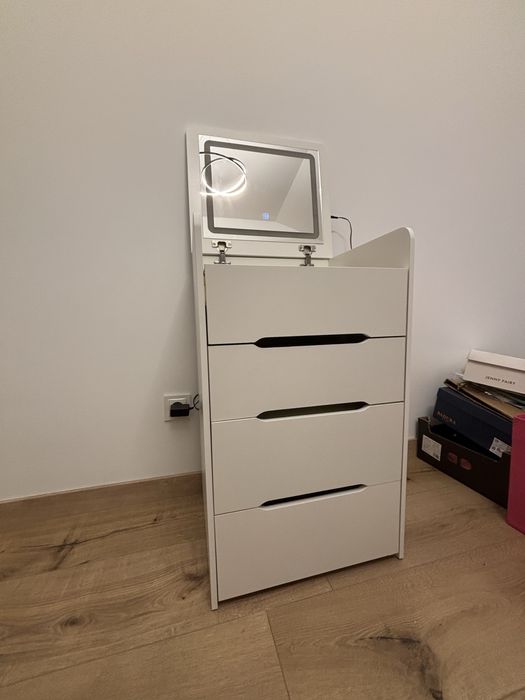 Toaletka z podswietlanym lustrem nowa