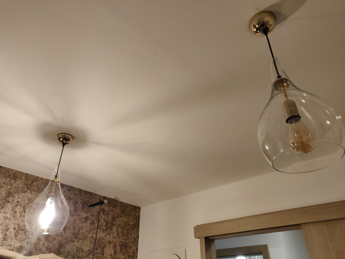 Dwie szklane LAMPY wiszące z ozdobnymi żarówkami
