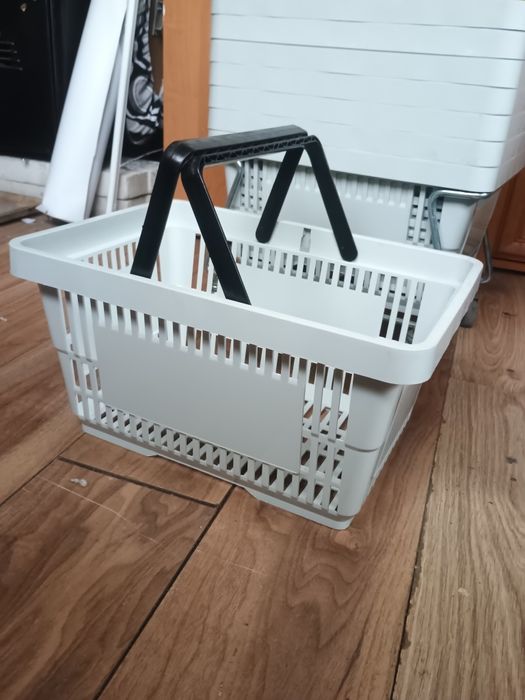 Koszyki sklepowe na wózku