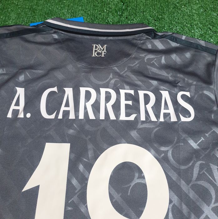 Camisola de Álvaro Carreras inspirada na do real madrid