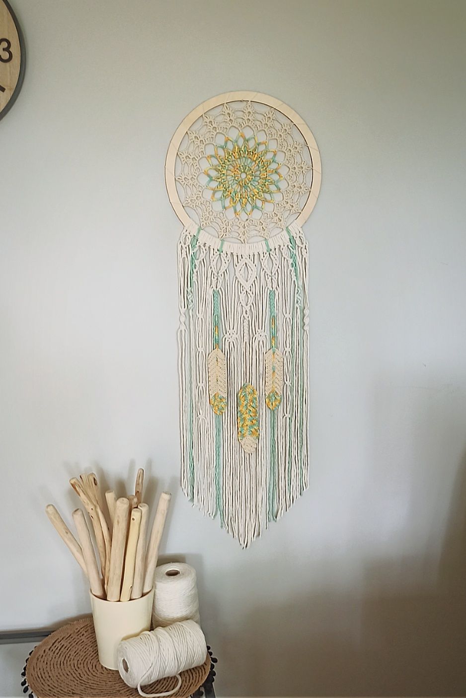 Duży łapacz snów w stylu boho, makrama, ozdoba ścienna, mandala, pióra