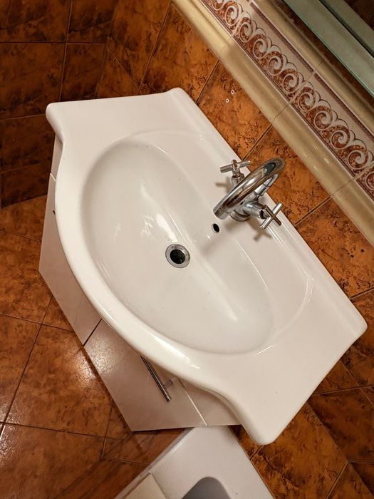 Szafka łazienkowa z umywalką i lustrem