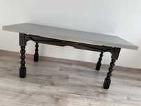 Stolik kawowy z toczonymi nogami – stylowy, unikalny design