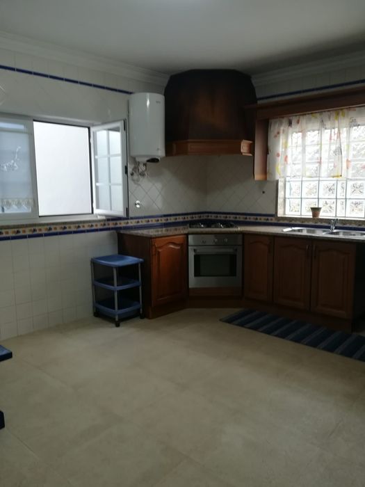 Aluga casa  (Periferia de TORRES VEDRAS)
