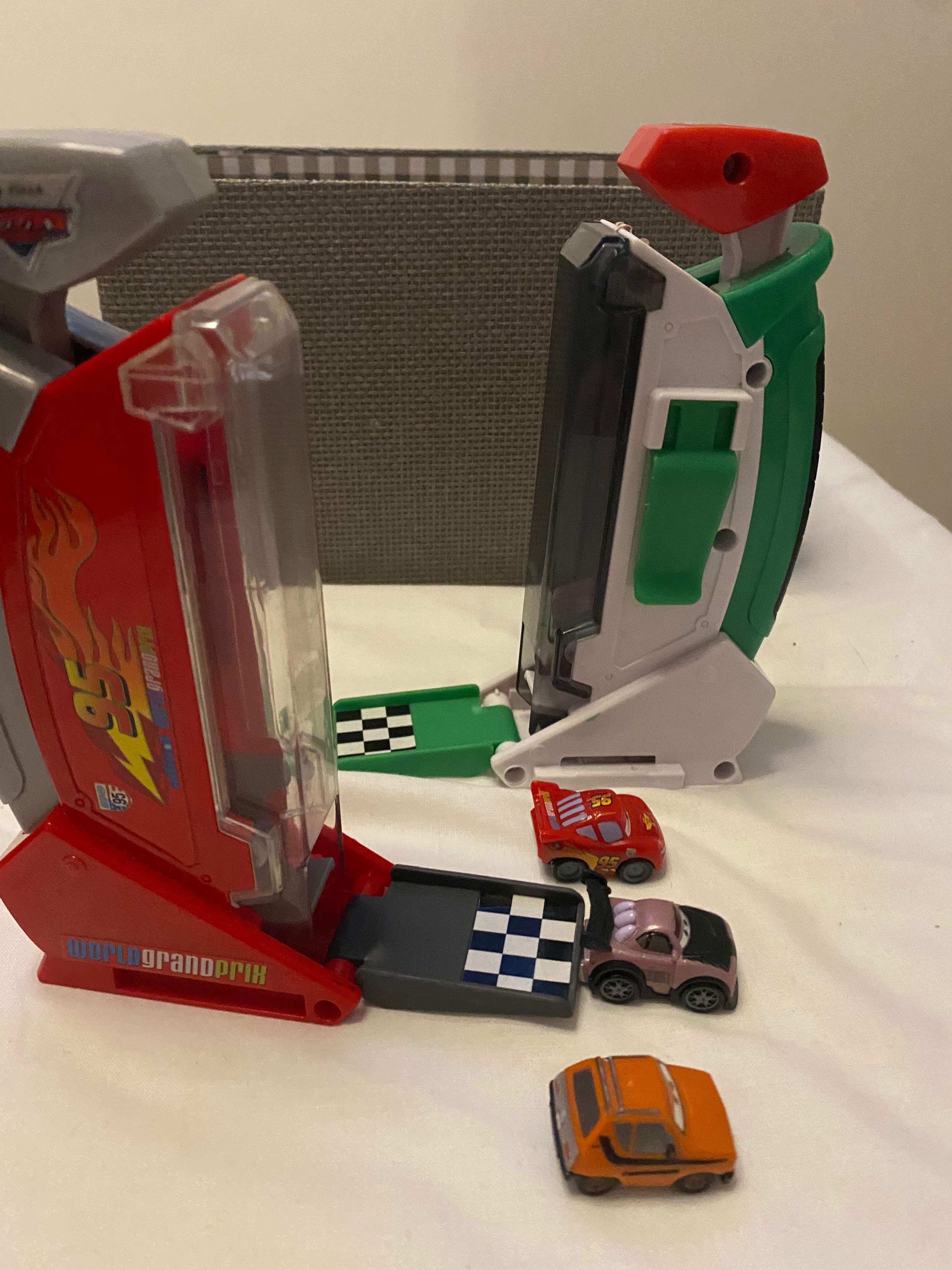 2x wyrzutnia Mattel mikro autka metalowe