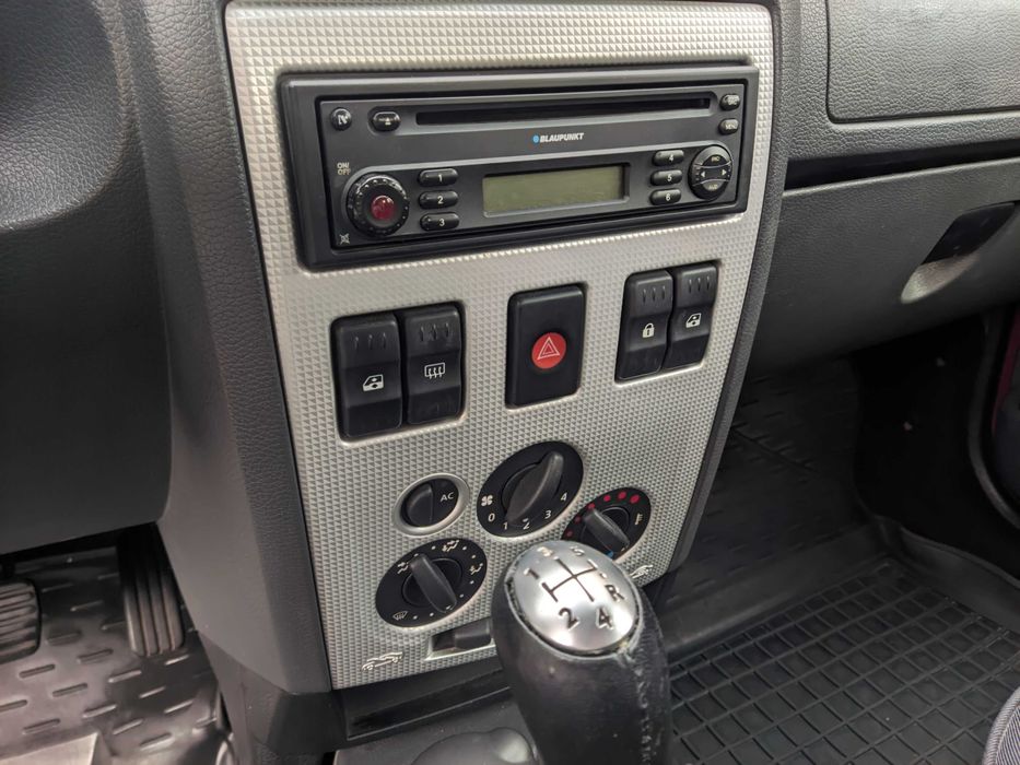 Dacia Logan 2007 рік 1.6 Бензин 77 кВт Седан
