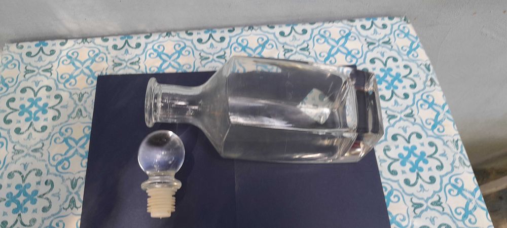 Karafka szklana na whiskey, koniak, nalewkę