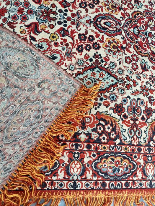 Яскравий ,невеличкий  коврик для невеличкоїі тафти, дивана, крісла, ..