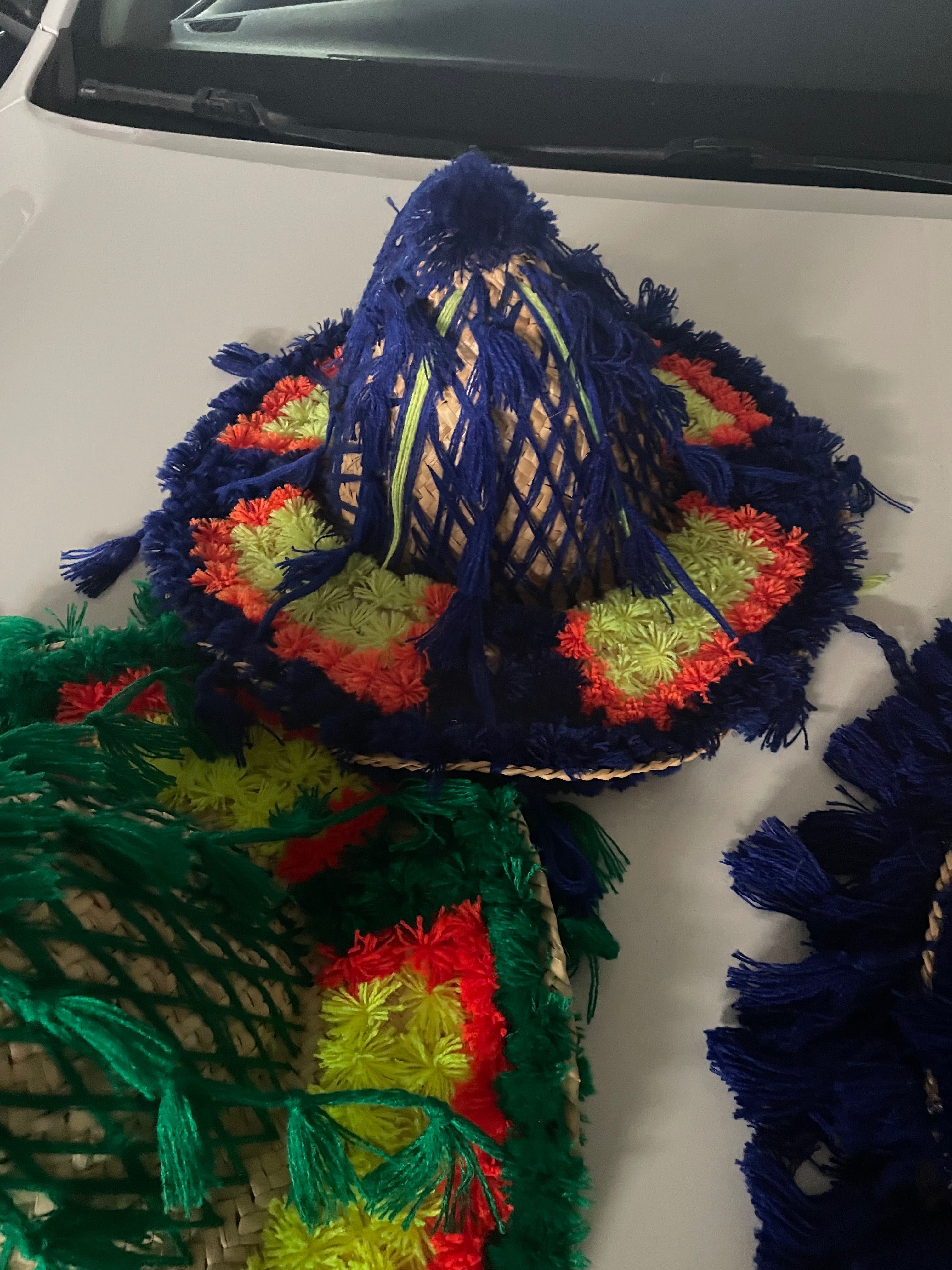Chapéus mexicanos com pompons