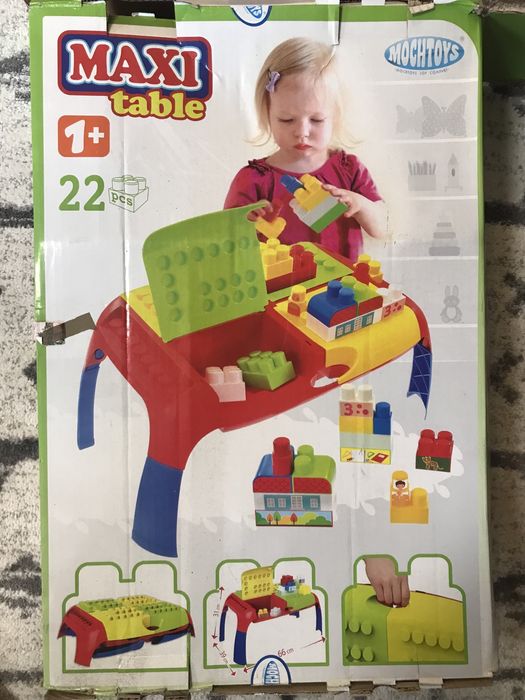 Plastikowy stolik z klockami