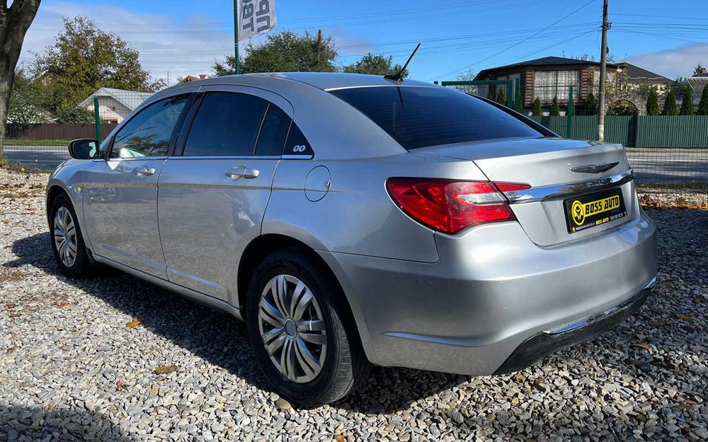 Chrysler 200  2011