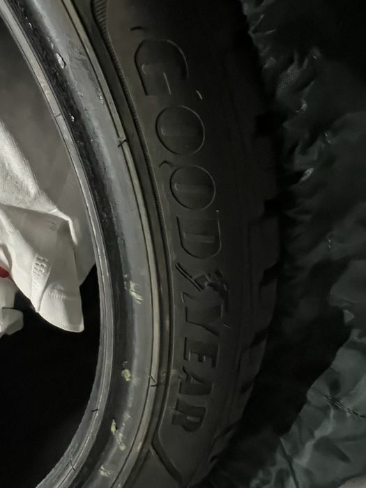 Goodyear ultragrip ice 2+ 235/40 R19 tesla