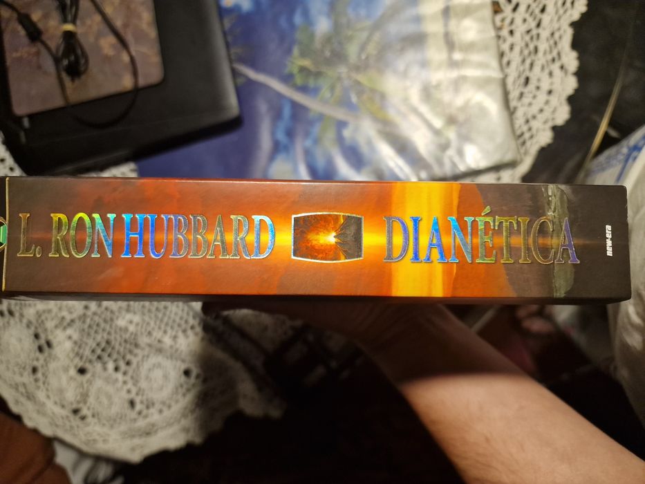 Livro Dianética de L. Ron Hubbard
Best seller, quase 700 página