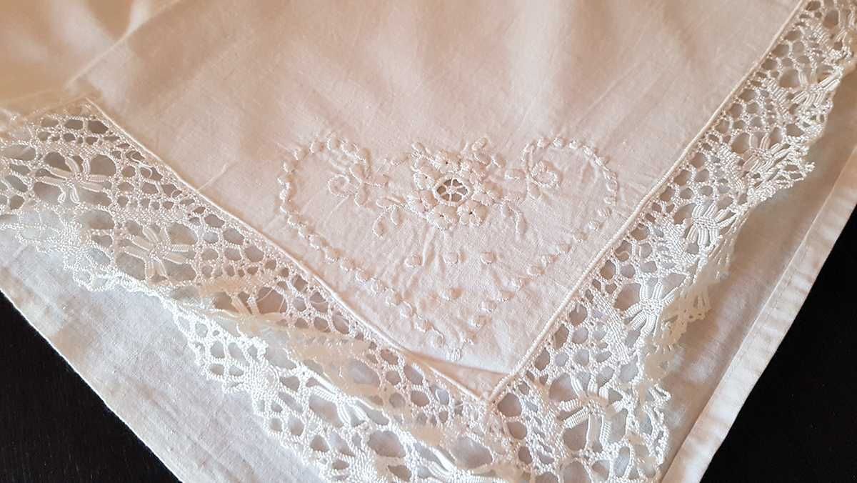 Lençol, fronhas, travesseiro algodão branco com rendas à mão e bordado